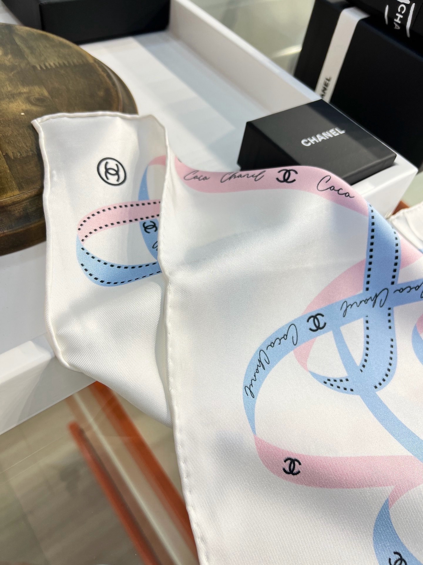 Chanel 26c~ 【18mm顶级双面真丝印花丝巾】 设计元素主要丝带、品牌logo 非常经典的设计、不挑人, 超显 Chanel 26c~ 【18mm顶级双面真丝印花丝巾】 设计元素主要丝带、品牌logo 非常经典的设计、不挑人, 超显