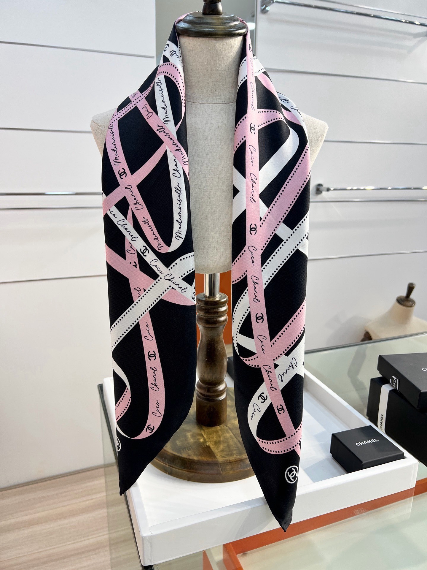 Chanel 26c~ 【18mm顶级双面真丝印花丝巾】 设计元素主要丝带、品牌logo 非常经典的设计、不挑人, 超显 Chanel 26c~ 【18mm顶级双面真丝印花丝巾】 设计元素主要丝带、品牌logo 非常经典的设计、不挑人, 超显