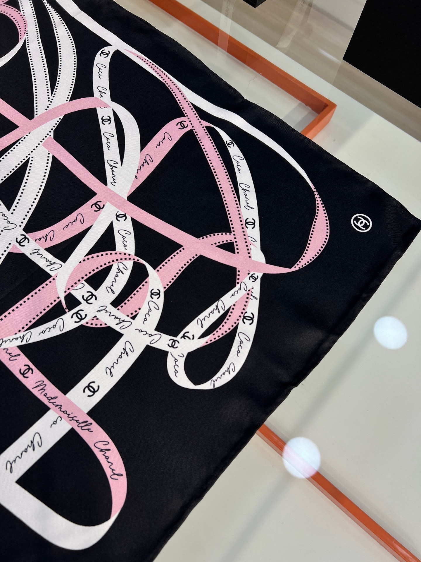 Chanel 26c~ 【18mm顶级双面真丝印花丝巾】 设计元素主要丝带、品牌logo 非常经典的设计、不挑人, 超显 Chanel 26c~ 【18mm顶级双面真丝印花丝巾】 设计元素主要丝带、品牌logo 非常经典的设计、不挑人, 超显