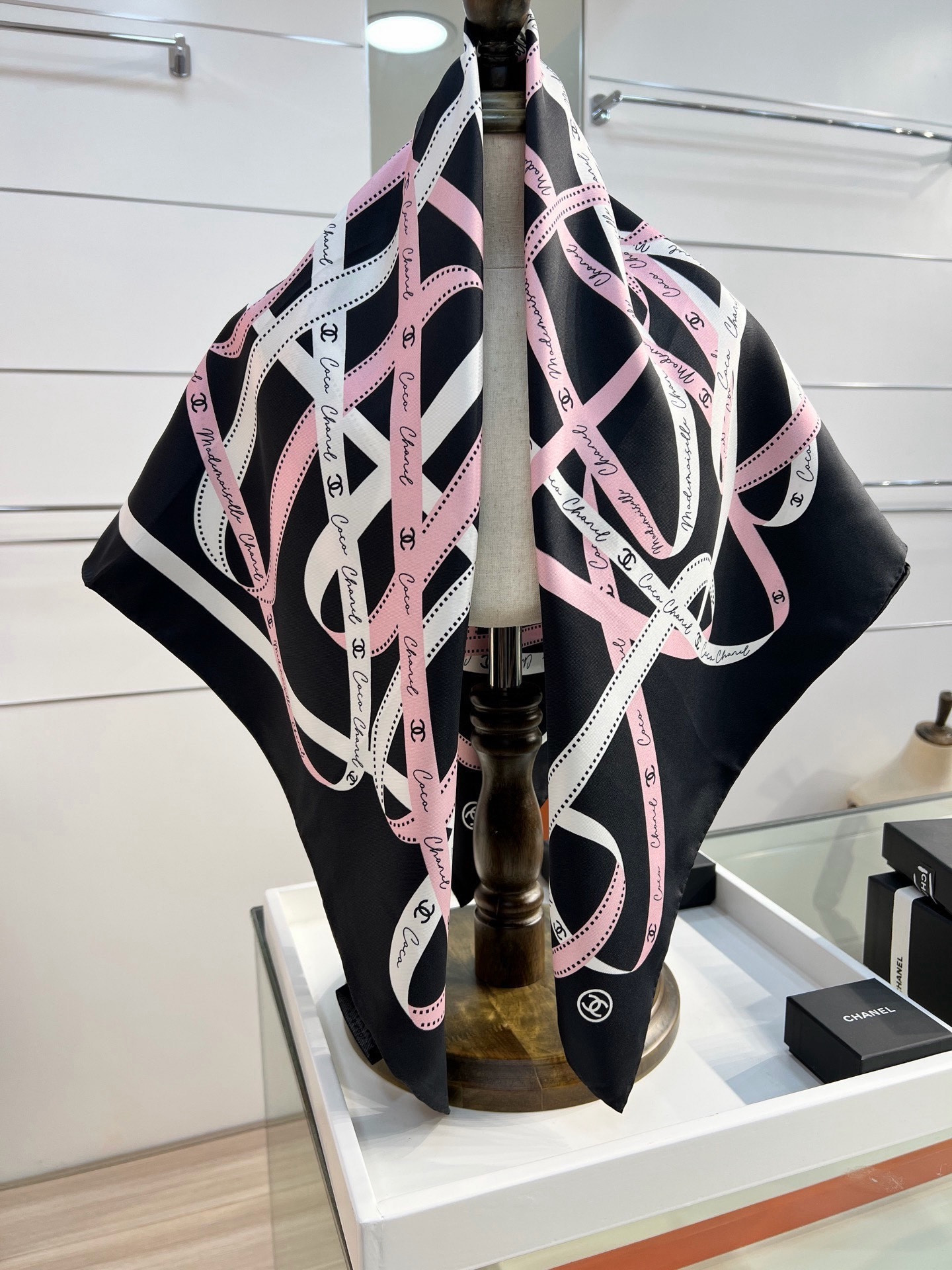 Chanel 26c~ 【18mm顶级双面真丝印花丝巾】 设计元素主要丝带、品牌logo 非常经典的设计、不挑人, 超显 Chanel 26c~ 【18mm顶级双面真丝印花丝巾】 设计元素主要丝带、品牌logo 非常经典的设计、不挑人, 超显