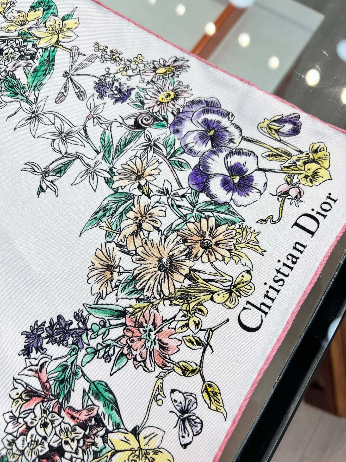 Dior 90双面18mm真丝印花方巾 这款方巾以 Dior Star 图案呈现 Dior 的幸运星,通过该系列的精美花 Dior 90双面18mm真丝印花方巾 这款方巾以 Dior Star 图案呈现 Dior 的幸运星,通过该系列的精美花