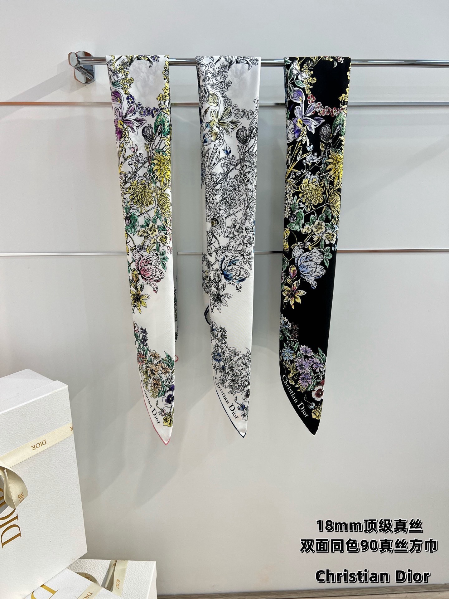 Dior 90双面18mm真丝印花方巾 这款方巾以 Dior Star 图案呈现 Dior 的幸运星,通过该系列的精美花 Dior 90双面18mm真丝印花方巾 这款方巾以 Dior Star 图案呈现 Dior 的幸运星,通过该系列的精美花