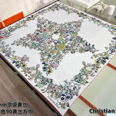 Dior 90双面18mm真丝印花方巾 这款方巾以 Dior Star 图案呈现 Dior 的幸运星,通过该系列的精美花 Dior 90双面18mm真丝印花方巾 这款方巾以 Dior Star 图案呈现 Dior 的幸运星,通过该系列的精美花
