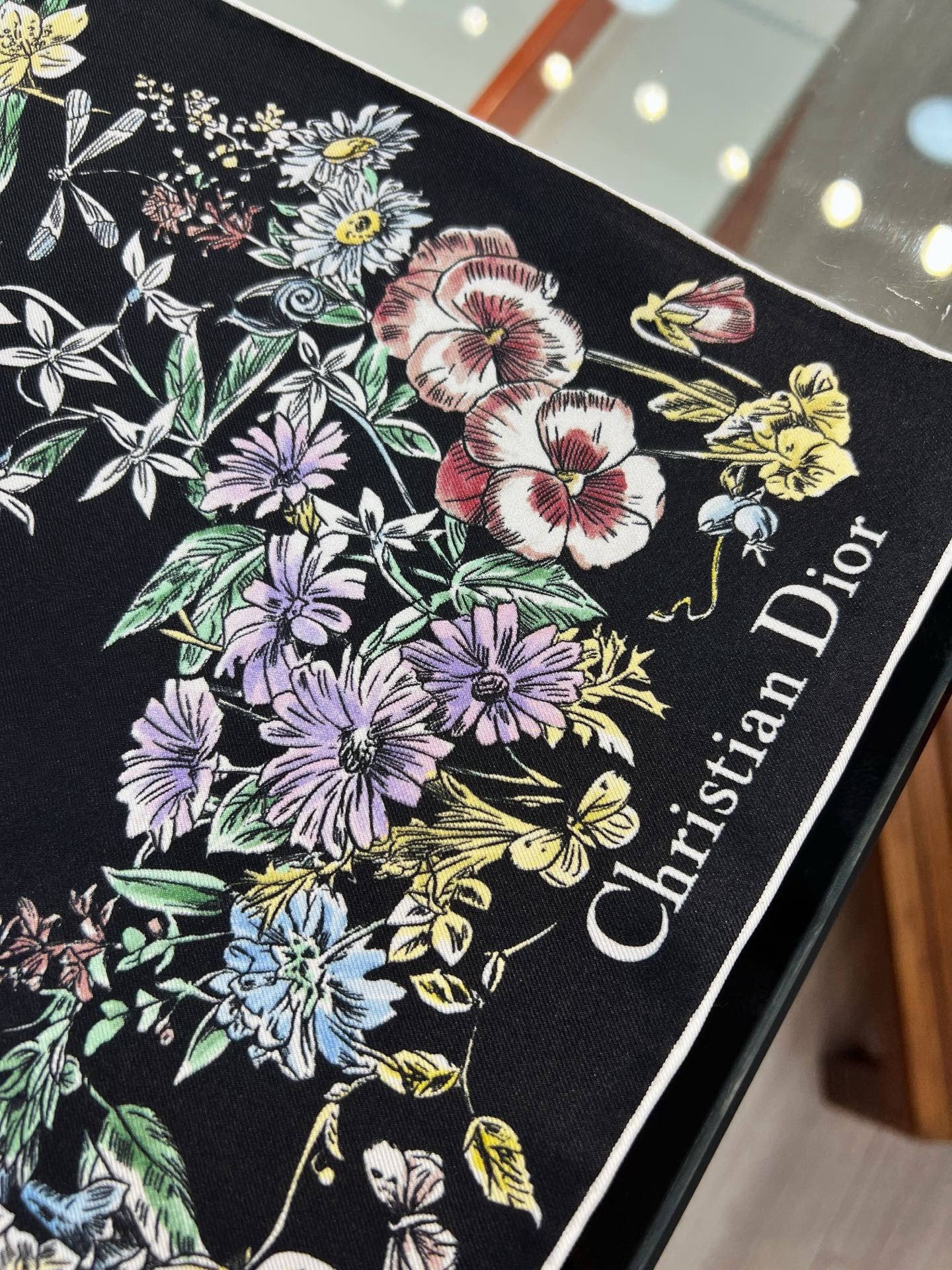 Dior 90双面18mm真丝印花方巾 这款方巾以 Dior Star 图案呈现 Dior 的幸运星,通过该系列的精美花 Dior 90双面18mm真丝印花方巾 这款方巾以 Dior Star 图案呈现 Dior 的幸运星,通过该系列的精美花