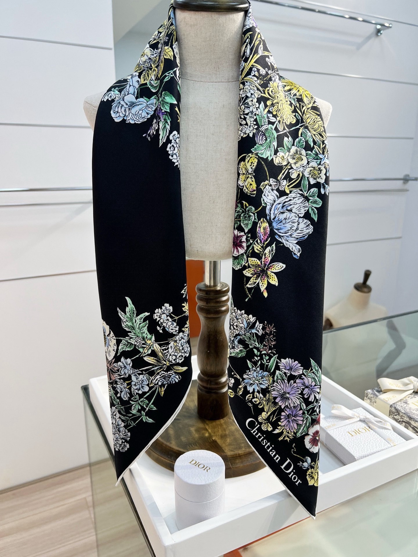 Dior 90双面18mm真丝印花方巾 这款方巾以 Dior Star 图案呈现 Dior 的幸运星,通过该系列的精美花 Dior 90双面18mm真丝印花方巾 这款方巾以 Dior Star 图案呈现 Dior 的幸运星,通过该系列的精美花