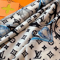 LV x TM 140披肩 【140顶级丝绒双面同色披肩】 本款L Multicolor披肩出自路易威登与知名日本艺术家 LV x TM 140披肩 【140顶级丝绒双面同色披肩】 本款L Multicolor披肩出自路易威登与知名日本艺术家