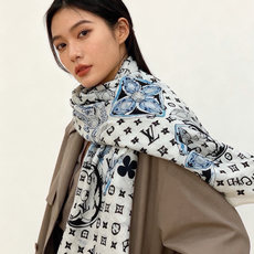 LV x TM 140披肩 【140顶级丝绒双面同色披肩】 本款L Multicolor披肩出自路易威登与知名日本艺术家 LV x TM 140披肩 【140顶级丝绒双面同色披肩】 本款L Multicolor披肩出自路易威登与知名日本艺术家