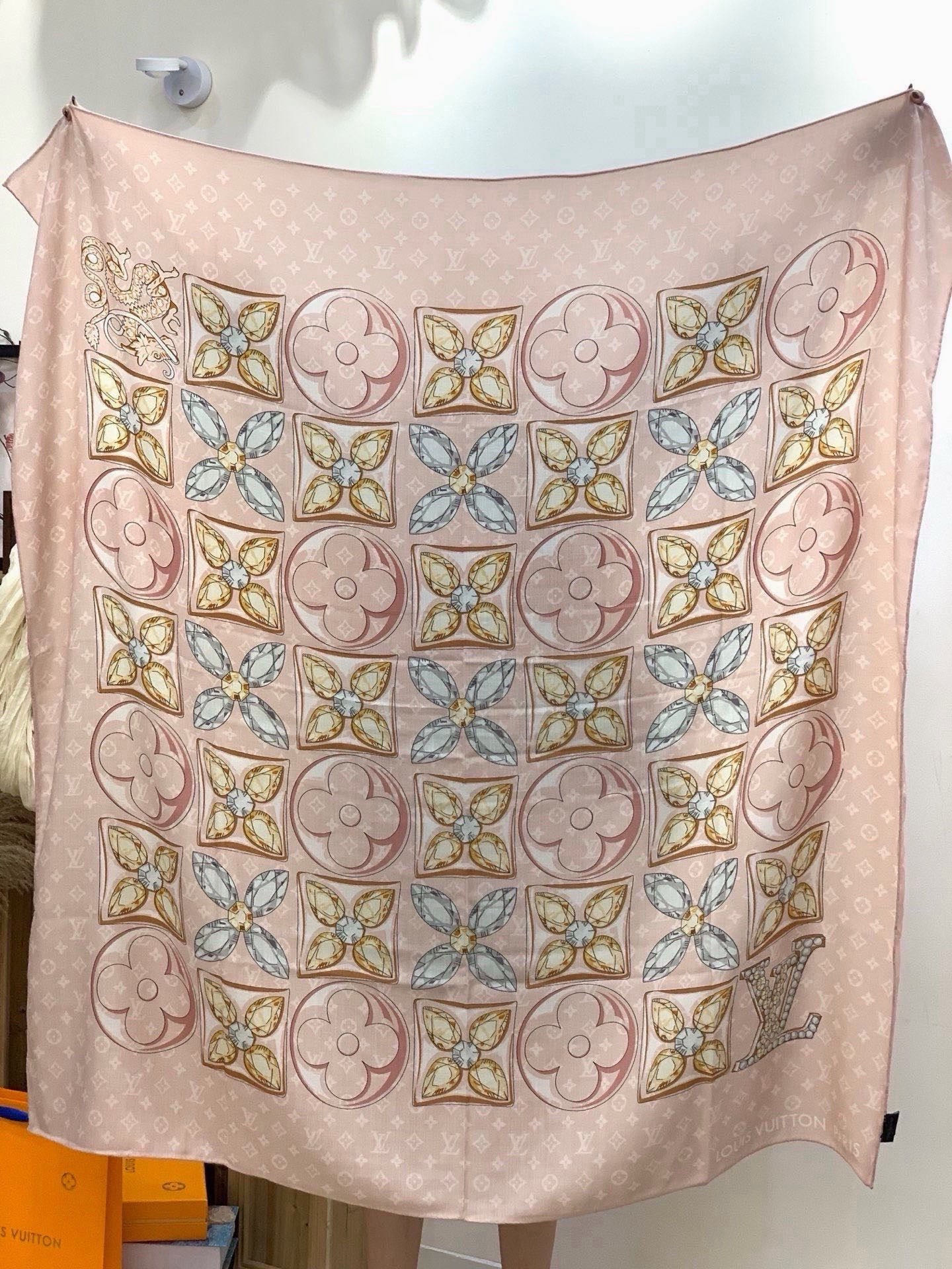 LV x TM 140披肩 【140顶级丝绒双面同色披肩】 本款L Multicolor披肩出自路易威登与知名日本艺术家