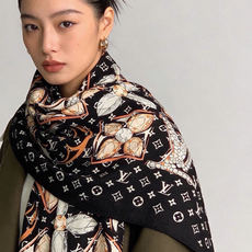 LV x TM 140披肩 【140顶级丝绒双面同色披肩】 本款L Multicolor披肩出自路易威登与知名日本艺术家 LV x TM 140披肩 【140顶级丝绒双面同色披肩】 本款L Multicolor披肩出自路易威登与知名日本艺术家