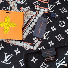 LV x TM 140披肩 【140顶级丝绒双面同色披肩】 本款L Multicolor披肩出自路易威登与知名日本艺术家 LV x TM 140披肩 【140顶级丝绒双面同色披肩】 本款L Multicolor披肩出自路易威登与知名日本艺术家
