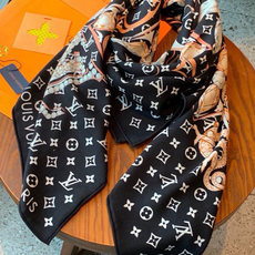 LV x TM 140披肩 【140顶级丝绒双面同色披肩】 本款L Multicolor披肩出自路易威登与知名日本艺术家 LV x TM 140披肩 【140顶级丝绒双面同色披肩】 本款L Multicolor披肩出自路易威登与知名日本艺术家