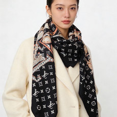 LV x TM 140披肩 【140顶级丝绒双面同色披肩】 本款L Multicolor披肩出自路易威登与知名日本艺术家 LV x TM 140披肩 【140顶级丝绒双面同色披肩】 本款L Multicolor披肩出自路易威登与知名日本艺术家