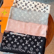 LV x TM 140披肩 【140顶级丝绒双面同色披肩】 本款L Multicolor披肩出自路易威登与知名日本艺术家 LV x TM 140披肩 【140顶级丝绒双面同色披肩】 本款L Multicolor披肩出自路易威登与知名日本艺术家