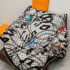 LV x TM 140披肩 【140顶级丝绒双面同色披肩】 本款L Multicolor披肩出自路易威登与知名日本艺术家 LV x TM 140披肩 【140顶级丝绒双面同色披肩】 本款L Multicolor披肩出自路易威登与知名日本艺术家