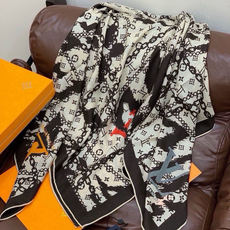 LV x TM 140披肩 【140顶级丝绒双面同色披肩】 本款L Multicolor披肩出自路易威登与知名日本艺术家 LV x TM 140披肩 【140顶级丝绒双面同色披肩】 本款L Multicolor披肩出自路易威登与知名日本艺术家