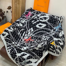 LV x TM 140披肩 【140顶级丝绒双面同色披肩】 本款L Multicolor披肩出自路易威登与知名日本艺术家 LV x TM 140披肩 【140顶级丝绒双面同色披肩】 本款L Multicolor披肩出自路易威登与知名日本艺术家