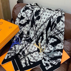 LV x TM 140披肩 【140顶级丝绒双面同色披肩】 本款L Multicolor披肩出自路易威登与知名日本艺术家 LV x TM 140披肩 【140顶级丝绒双面同色披肩】 本款L Multicolor披肩出自路易威登与知名日本艺术家