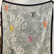 LV x TM 140披肩 【140顶级丝绒双面同色披肩】 本款L Multicolor披肩出自路易威登与知名日本艺术家 LV x TM 140披肩 【140顶级丝绒双面同色披肩】 本款L Multicolor披肩出自路易威登与知名日本艺术家
