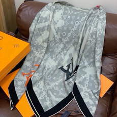 LV x TM 140披肩 【140顶级丝绒双面同色披肩】 本款L Multicolor披肩出自路易威登与知名日本艺术家 LV x TM 140披肩 【140顶级丝绒双面同色披肩】 本款L Multicolor披肩出自路易威登与知名日本艺术家