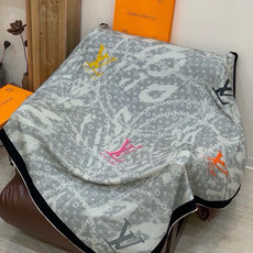 LV x TM 140披肩 【140顶级丝绒双面同色披肩】 本款L Multicolor披肩出自路易威登与知名日本艺术家 LV x TM 140披肩 【140顶级丝绒双面同色披肩】 本款L Multicolor披肩出自路易威登与知名日本艺术家