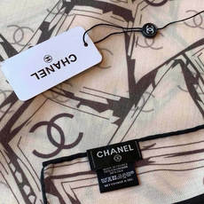 高级成衣系列~Chanel 【140双面同色丝绒披肩】 此系列谱写一曲自由轻灵的赞歌 本系列作品创新演绎品牌的风格符号 高级成衣系列~Chanel 【140双面同色丝绒披肩】 此系列谱写一曲自由轻灵的赞歌 本系列作品创新演绎品牌的风格符号