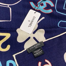 高级成衣系列~Chanel 【140双面同色丝绒披肩】 此系列谱写一曲自由轻灵的赞歌 本系列作品创新演绎品牌的风格符号 高级成衣系列~Chanel 【140双面同色丝绒披肩】 此系列谱写一曲自由轻灵的赞歌 本系列作品创新演绎品牌的风格符号