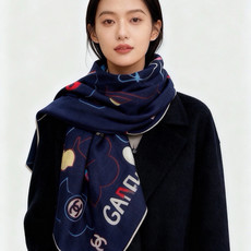 高级成衣系列~Chanel 【140双面同色丝绒披肩】 此系列谱写一曲自由轻灵的赞歌 本系列作品创新演绎品牌的风格符号 高级成衣系列~Chanel 【140双面同色丝绒披肩】 此系列谱写一曲自由轻灵的赞歌 本系列作品创新演绎品牌的风格符号