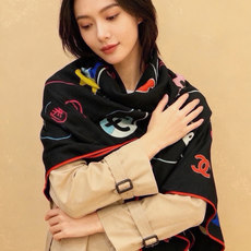 高级成衣系列~Chanel 【140双面同色丝绒披肩】 此系列谱写一曲自由轻灵的赞歌 本系列作品创新演绎品牌的风格符号 高级成衣系列~Chanel 【140双面同色丝绒披肩】 此系列谱写一曲自由轻灵的赞歌 本系列作品创新演绎品牌的风格符号