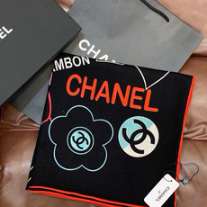 高级成衣系列~Chanel 【140双面同色丝绒披肩】 此系列谱写一曲自由轻灵的赞歌 本系列作品创新演绎品牌的风格符号 高级成衣系列~Chanel 【140双面同色丝绒披肩】 此系列谱写一曲自由轻灵的赞歌 本系列作品创新演绎品牌的风格符号