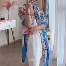 爱马仕~秋冬搭配利器❗️顶级双面同色 版真丝羊绒披肩!!1条等于2条】点睛精彩,图案和配色都超级喜欢,又一款双面配色工艺 爱马仕~秋冬搭配利器❗️顶级双面同色 版真丝羊绒披肩!!1条等于2条】点睛精彩,图案和配色都超级喜欢,又一款双面配色工艺
