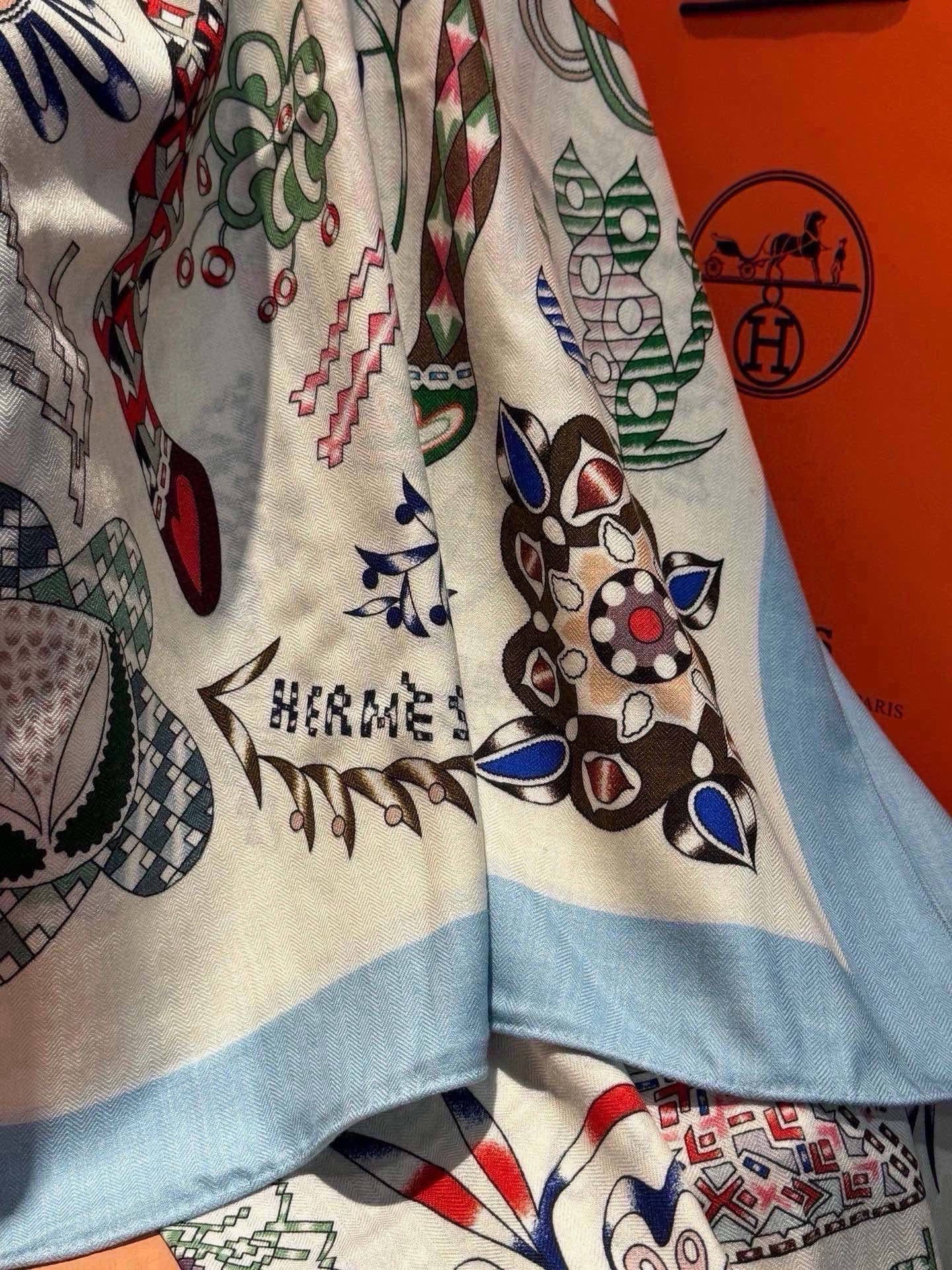 爱马仕～秋冬搭配利器❗️顶级双面同色 版真丝羊绒披肩！！1条等于2条】点睛精彩，图案和配色都超级喜欢，又一款双面配色工艺