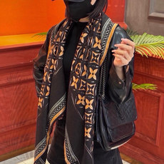140顶级丝绒双面同色披肩 30%真丝70%羊绒 140*140方巾 本款丝绒方巾以满溢艺术气息的设计诠释19世纪末广告 140顶级丝绒双面同色披肩 30%真丝70%羊绒 140*140方巾 本款丝绒方巾以满溢艺术气息的设计诠释19世纪末广告