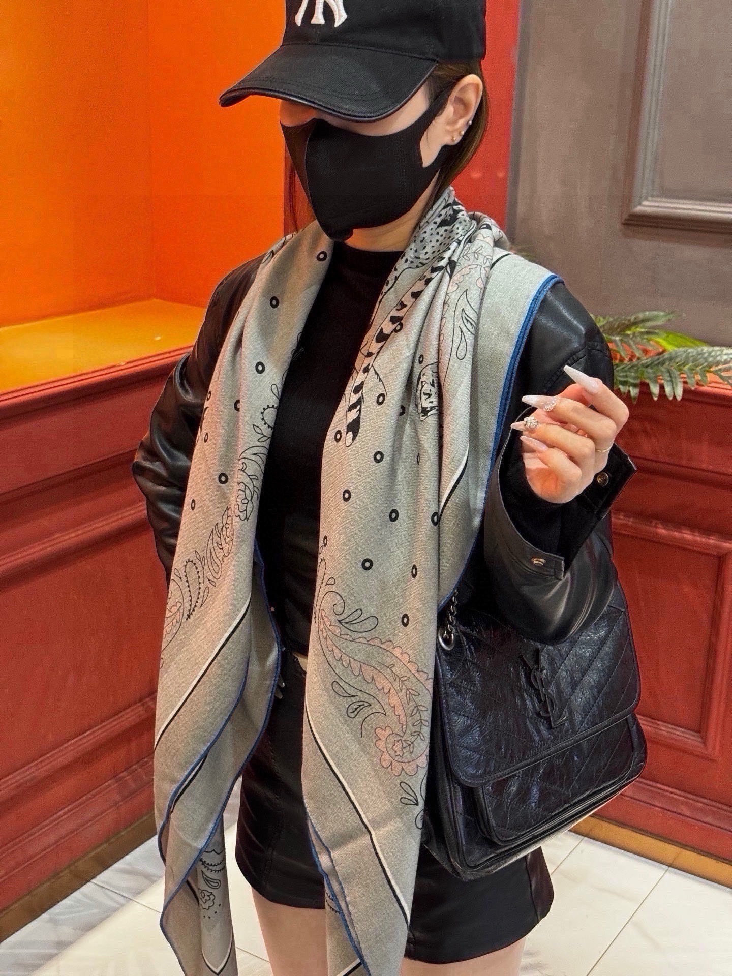 H珍藏版[丛林之爱]大方巾，双面同色 独一无二的品质！ 这款大方巾巾采用山羊绒和真丝混纺面料制成，柔软轻盈，佩戴方便。您