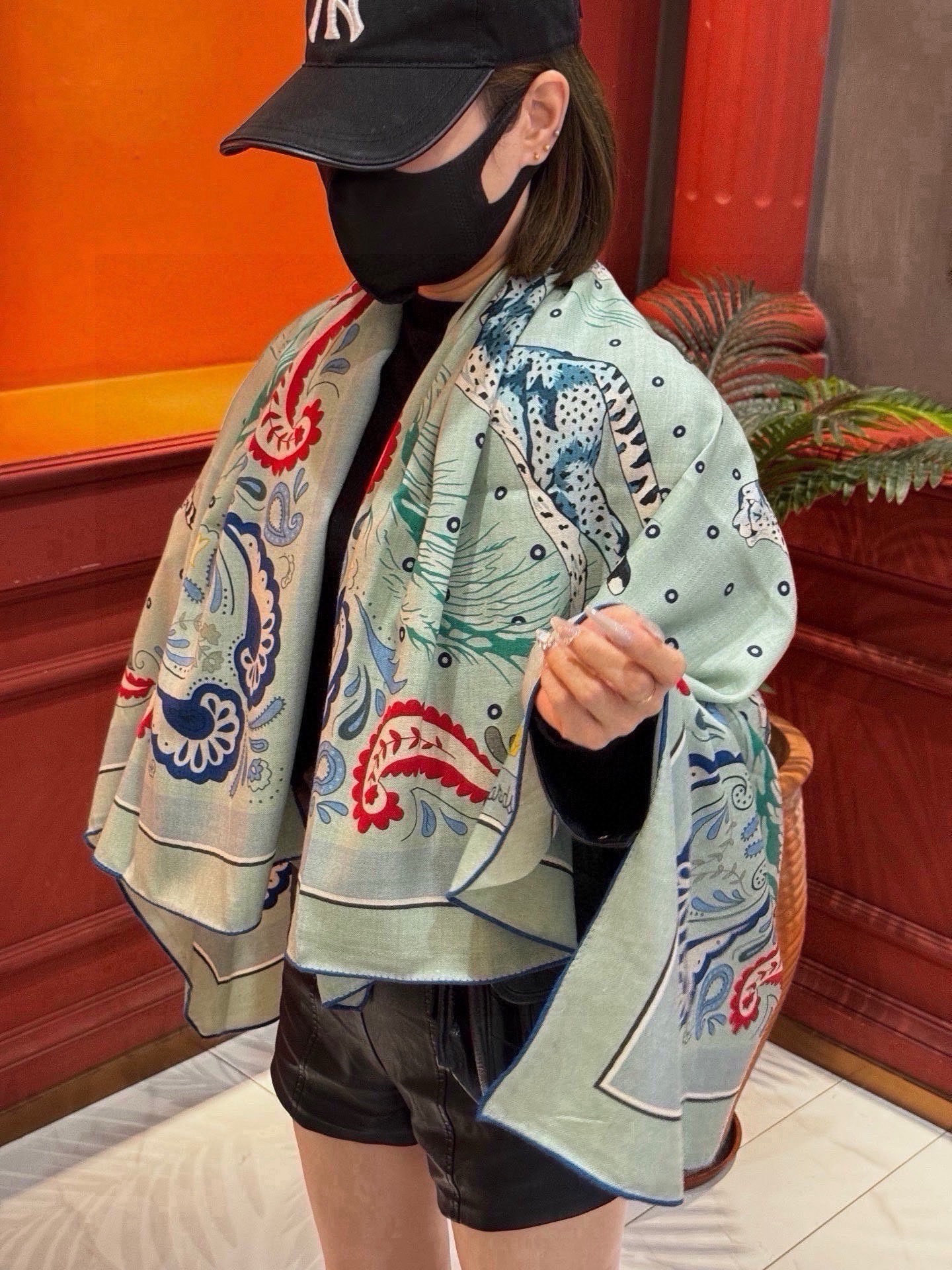 H珍藏版[丛林之爱]大方巾，双面同色 独一无二的品质！ 这款大方巾巾采用山羊绒和真丝混纺面料制成，柔软轻盈，佩戴方便。您