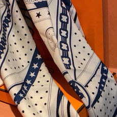 “清晨漫步Bandana”140厘米双面同色丝绒披肩 手工卷边山羊绒和真丝混纺披肩(70%山羊绒,30%桑蚕丝)。 这款 “清晨漫步Bandana”140厘米双面同色丝绒披肩 手工卷边山羊绒和真丝混纺披肩(70%山羊绒,30%桑蚕丝)。 这款