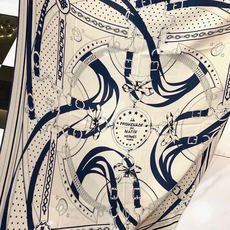 “清晨漫步Bandana”140厘米双面同色丝绒披肩 手工卷边山羊绒和真丝混纺披肩(70%山羊绒,30%桑蚕丝)。 这款 “清晨漫步Bandana”140厘米双面同色丝绒披肩 手工卷边山羊绒和真丝混纺披肩(70%山羊绒,30%桑蚕丝)。 这款