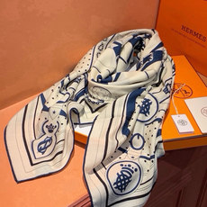 “清晨漫步Bandana”140厘米双面同色丝绒披肩 手工卷边山羊绒和真丝混纺披肩(70%山羊绒,30%桑蚕丝)。 这款 “清晨漫步Bandana”140厘米双面同色丝绒披肩 手工卷边山羊绒和真丝混纺披肩(70%山羊绒,30%桑蚕丝)。 这款