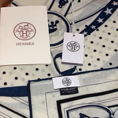 “清晨漫步Bandana”140厘米双面同色丝绒披肩 手工卷边山羊绒和真丝混纺披肩(70%山羊绒,30%桑蚕丝)。 这款 “清晨漫步Bandana”140厘米双面同色丝绒披肩 手工卷边山羊绒和真丝混纺披肩(70%山羊绒,30%桑蚕丝)。 这款