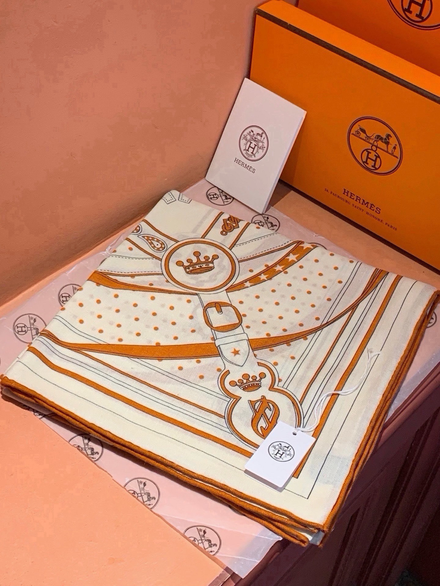 “清晨漫步Bandana”140厘米双面同色丝绒披肩 手工卷边山羊绒和真丝混纺披肩(70%山羊绒,30%桑蚕丝)。 这款 “清晨漫步Bandana”140厘米双面同色丝绒披肩 手工卷边山羊绒和真丝混纺披肩(70%山羊绒,30%桑蚕丝)。 这款
