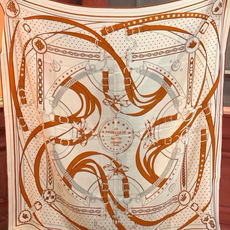 “清晨漫步Bandana”140厘米双面同色丝绒披肩 手工卷边山羊绒和真丝混纺披肩(70%山羊绒,30%桑蚕丝)。 这款 “清晨漫步Bandana”140厘米双面同色丝绒披肩 手工卷边山羊绒和真丝混纺披肩(70%山羊绒,30%桑蚕丝)。 这款