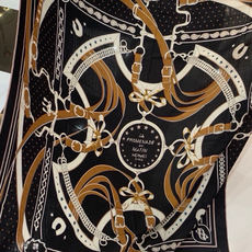 “清晨漫步Bandana”140厘米双面同色丝绒披肩 手工卷边山羊绒和真丝混纺披肩(70%山羊绒,30%桑蚕丝)。 这款 “清晨漫步Bandana”140厘米双面同色丝绒披肩 手工卷边山羊绒和真丝混纺披肩(70%山羊绒,30%桑蚕丝)。 这款