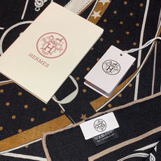 “清晨漫步Bandana”140厘米双面同色丝绒披肩 手工卷边山羊绒和真丝混纺披肩(70%山羊绒,30%桑蚕丝)。 这款 “清晨漫步Bandana”140厘米双面同色丝绒披肩 手工卷边山羊绒和真丝混纺披肩(70%山羊绒,30%桑蚕丝)。 这款