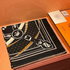 “清晨漫步Bandana”140厘米双面同色丝绒披肩 手工卷边山羊绒和真丝混纺披肩(70%山羊绒,30%桑蚕丝)。 这款 “清晨漫步Bandana”140厘米双面同色丝绒披肩 手工卷边山羊绒和真丝混纺披肩(70%山羊绒,30%桑蚕丝)。 这款