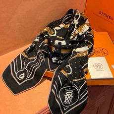 “清晨漫步Bandana”140厘米双面同色丝绒披肩 手工卷边山羊绒和真丝混纺披肩(70%山羊绒,30%桑蚕丝)。 这款 “清晨漫步Bandana”140厘米双面同色丝绒披肩 手工卷边山羊绒和真丝混纺披肩(70%山羊绒,30%桑蚕丝)。 这款