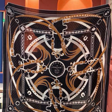“清晨漫步Bandana”140厘米双面同色丝绒披肩 手工卷边山羊绒和真丝混纺披肩(70%山羊绒,30%桑蚕丝)。 这款 “清晨漫步Bandana”140厘米双面同色丝绒披肩 手工卷边山羊绒和真丝混纺披肩(70%山羊绒,30%桑蚕丝)。 这款