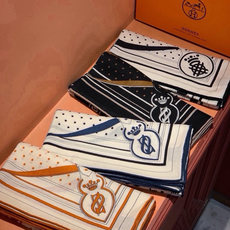 “清晨漫步Bandana”140厘米双面同色丝绒披肩 手工卷边山羊绒和真丝混纺披肩(70%山羊绒,30%桑蚕丝)。 这款 “清晨漫步Bandana”140厘米双面同色丝绒披肩 手工卷边山羊绒和真丝混纺披肩(70%山羊绒,30%桑蚕丝)。 这款