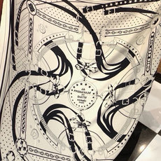 “清晨漫步Bandana”140厘米双面同色丝绒披肩 手工卷边山羊绒和真丝混纺披肩(70%山羊绒,30%桑蚕丝)。 这款 “清晨漫步Bandana”140厘米双面同色丝绒披肩 手工卷边山羊绒和真丝混纺披肩(70%山羊绒,30%桑蚕丝)。 这款