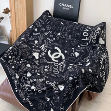 高级成衣系列~Chanel 【140双面同色丝绒披肩】 此系列谱写一曲自由轻灵的赞歌 本系列作品创新演绎品牌的风格符号 高级成衣系列~Chanel 【140双面同色丝绒披肩】 此系列谱写一曲自由轻灵的赞歌 本系列作品创新演绎品牌的风格符号