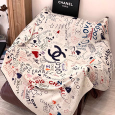 高级成衣系列~Chanel 【140双面同色丝绒披肩】 此系列谱写一曲自由轻灵的赞歌 本系列作品创新演绎品牌的风格符号 高级成衣系列~Chanel 【140双面同色丝绒披肩】 此系列谱写一曲自由轻灵的赞歌 本系列作品创新演绎品牌的风格符号