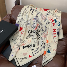 高级成衣系列~Chanel 【140双面同色丝绒披肩】 此系列谱写一曲自由轻灵的赞歌 本系列作品创新演绎品牌的风格符号 高级成衣系列~Chanel 【140双面同色丝绒披肩】 此系列谱写一曲自由轻灵的赞歌 本系列作品创新演绎品牌的风格符号